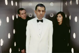 Agent Johnny English (Rowan Atkinson, Mitte) soll England vor einem B&ouml;sewicht retten, der aus dem Land das gr&ouml;&szlig;te Gef&auml;ngnis der Welt machen will. Mit zwei kompetenten Helfern wie Assistent Bough (Ben Miller, li.) und Interpol-Agentin Lorna Campbell (Natalie Imbruglia, re.) d&uuml;rfte dies jedoch kein Problem werden...