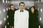 Bough (Ben Miller, l.) und Lorna (Natalie Imbruglia) stehen dem Katastrophen-Agent Johnny English (Rowan Atkinson) stets bei.