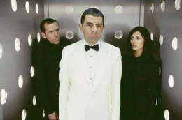 Bough (Ben Miller, l.) und Lorna (Natalie Imbruglia) stehen dem Katastrophen-Agent Johnny English (Rowan Atkinson) stets bei.