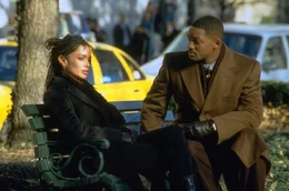 Von einem Tag auf den anderen wird Staranwalt Robert Dayton Dean (Will Smith, r.) zum meistgesuchten Mann der Nation - und er wei&szlig; nicht einmal, warum. Denn die Kassette mit den Aufnahmen eines Mordes, die ihm zugespielt wurde, bekommt er nie zu Gesicht. Nur seine Ex-Freundin Rachel Banks (Lisa Bone, l.) h&auml;lt noch zu ihm ...