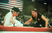 Obwohl es im Kampf gegen Mike Barnes (Sean Kanan, r.) schlecht f&uuml;r Daniel (Ralph Macchio, l.) aussieht, hat er noch ein Ass f&uuml;r den "Bad boy des Karate" &uuml;brig.