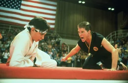 Obwohl es im Kampf gegen Mike Barnes (Sean Kanan, r.) schlecht f&uuml;r Daniel (Ralph Macchio, l.) aussieht, hat er noch ein Ass f&uuml;r den "Bad boy des Karate" &uuml;brig.