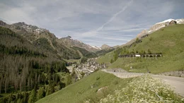 Ladinische D&ouml;rfer verstecken sich in den Bergen.