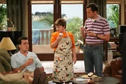 Sind begeistert von den leckeren Törtchen: Alan (Jon Cryer, r.), Jake (Angus T. Jones, M.) und Charlie (Charlie Sheen, l.).
