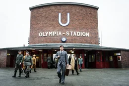 Adi Dassler (Ken Duken, m.) kommt in Berlin an und ist beeindruckt von dem Olympiapark.