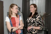 Katrin (Ulrike Frank, r.) übernimmt, was Gerner angeht, die Verantwortung, um Johanna (Charlott Reschke) zu entlasten.