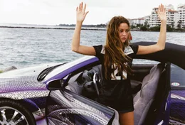 Suki (Devon Aoki) steigt aus Romans Auto aus und ergibt sich.