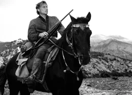 Der Abenteurer Kara Ben Nemsi (vorne, Lex Barker) und sein treuer Freund Hadschi Halef Omar (Ralf Wolter) sind gerade unterwegs durch das Land der Skipetaren.
