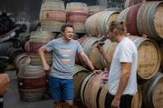Das Dourotal ist seit Jahrhunderten ein geschütztes Weinbaugebiet. André Gatzke (l.) lernt den Winzer Daniel Niepoort (r.) kennen, der im Familienbetrieb Portwein herstellt.