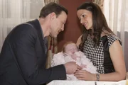 Während Jenny (Kaja Schmidt-Tychsen, r.) glaubt, dass ihr Wunsch von der glücklichen Familie in greifbarer Nähe ist, nutzt David (Andreas Hofer) nur die Gelegenheit aus, um bei Annabelle (Jamila Sophie Kilic) sein zu können.