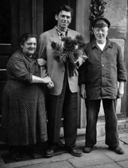 Fritz Siegmann, Ankunft zu Hause mit Nachbarn im Oktober 1955.