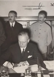 Joachim von Ribbentrop bei Vertrags-Unterzeichnung in Moskau.