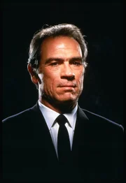 Tommy Lee Jones (Agent K.).