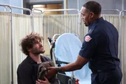 Station 19 Staffel 6 Folge 5 Jack taucht auf der Wache auf: Grey Damon als Jack Gibson, Jason George als Ben Warren Station 19 Staffel 6 Folge 5 Jack taucht auf der Wache auf: Grey Damon als Jack Gibson, Jason George als Ben Warren