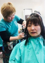 SRF bi de Lüt Familiensache Ferienzeit Folge 4 Emiko Bolfing beim Coiffeur