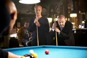 Über Bande: Tobias Reisser (Patrick Abozen, l.) beim Feierabend-Billard mit seinen Chefs, den Kommissaren Max Ballauf (Klaus J. Behrendt, M.) und Freddy Schenk (Dietmar Bär, r.).