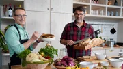 NDR Fernsehen ISS BESSER! MIT DEM ERNÄHRUNGS-DOC, "Kochen mit Tarik Rose und Dr. Matthias Riedl". NDR Fernsehkoch Tarik Rose und Ernährungs-Doc Matthias Riedl verwandeln diesmal die Küche in eine Backstube. Damit liegen sie voll im Trend, denn immer mehr Menschen erfreuen sich am Backen, zum Beispiel an der Herstellung vom eigenen Brot. NDR Fernsehen ISS BESSER! MIT DEM ERNÄHRUNGS-DOC, "Kochen mit Tarik Rose und Dr. Matthias Riedl". NDR Fernsehkoch Tarik Rose und Ernährungs-Doc Matthias Riedl verwandeln diesmal die Küche in eine Backstube. Damit liegen sie voll im Trend, denn immer mehr Menschen erfreuen sich am Backen, zum Beispiel an der Herstellung vom eigenen Brot.