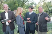 Am Tatort: Gerichtsmediziner Dr. Duhler (Klaus Schindler, li.), Staatsanwältin Glaser (Britta Schmeling, 2.v.li.), Kommissar Bonhoff (Wolfgang Krewe, 2. v.re.) und Kommissar Kehler (Wolfgang Bathke) versuchen den Tathergang zu rekonstruieren.