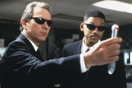Der humorlose Agent K (Tommy Lee Jones, l.) hat einige Probleme mit seinem neuen Partner J (Will Smith, r.), einem jungen farbigen Cop, der es mit den Vorschriften und Regeln nicht so genau nimmt ...
