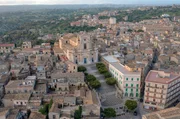 Modica – prächtige Palazzi und barocke Sakralbauten kennzeichnen das UNESCO-Weltkulturerbe im Süden von Sizilien. Modica – prächtige Palazzi und barocke Sakralbauten kennzeichnen das UNESCO-Weltkulturerbe im Süden von Sizilien.