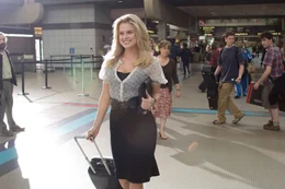 Molly (Alice Eve)