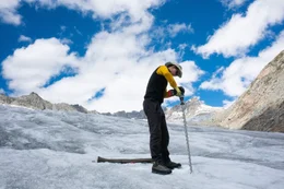Gletscherforscher Matthias Huss misst die Eisdicke des Rhonegletschers.