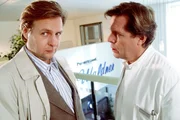 Dr. Stefan Frank (Sigmar Solbach) macht Walter Niebich (Steffen Münster) klar, dass es im Grunde egal ist, welches Geschlecht sein Kind hat, Hauptsache, es ist gesund und glücklich.