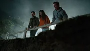 Charlie (Dan Stevens, l.), Mina (Sheila Vand, M.) und Josh (Jeremy Allen White, r.) haben die Leiche des Hausverwalters &uuml;ber die Klippen ins Meer  gesto&szlig;en.