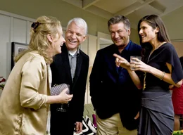W&auml;hrend Jane (Meryl Streep, l.) sich immer besser mit ihrem Architekten Adam Schaffer (Steve Martin, 2.v.l.) versteht, hat Jake (Alec Baldwin, 2.v.r.) mit seiner Eifersucht zu k&auml;mpfen und ganz nebenbei muss er noch sein Ehe mit Agness (Lake Bell, r.) aufrechterhalten ...