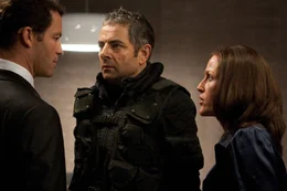 Dominic West (Simon Ambrose), Rowan Atkinson (Johnny English), Gillian Anderson (Pamela).