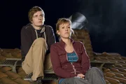 Alex (Wolke Hegenbarth) und Basti (Frederik Hunschede) klettern vom Dach.