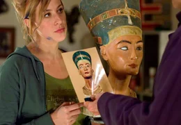 Hobbybildhauerin Teresa (Helene Grass) hat f&uuml;r Berlinger (Sascha Hehn) eine F&auml;lschung der ber&uuml;hmten Nofretete angefertigt.