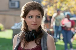 Eigentlich tr&auml;umt Beca (Anna Kendrick) davon, in LA als Musikproduzentin zu arbeiten, doch f&uuml;r das n&ouml;tige Kleingeld schlie&szlig;t sie einen Deal mit ihrem Vater ab - 1 Jahr College ...