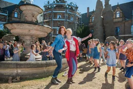 Gro&szlig;es Tohuwabohu auf Schloss Falkenstein und Bibi (Lina Larissa Strahl, r.) und Tina (l. Lisa-Marie Koroll) mittendrin.