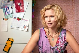 Sybille Sl&auml;ttberg (Veronica Ferres) ist Sprottes alleinerziehende Mutter. Um f&uuml;r sich selbst und ihre Tochter sorgen zu k&ouml;nnen, arbeitet sie Tag und Nacht als Taxifahrerin.