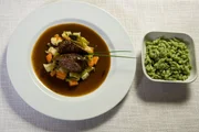 Der Hauptgang von Hilde Rasch: Rindsroulade mit grünen Spätzle.