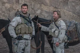 L-R: Mitch Nelson (Chris Hemsworth) und Vern Michaels (Thad Luckinbill)