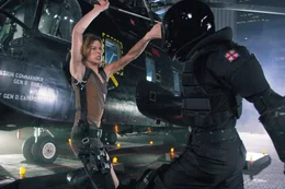 Alice (Milla Jovovich).