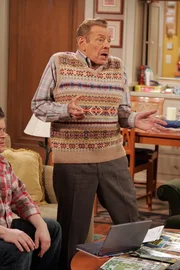 Spence (Patton Oswalt, l.) sucht dringend eine Arbeitsstelle, wobei Arthur Spooner (Jerry Stiller, r.) ihm hilft