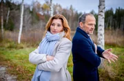 Im Gespräch mit Markus (Timo Ben Schöfer, r.) erwägt Alexandra (Daniela Kiefer, l.) weit weg vom Fürstenhof neu anzufangen.