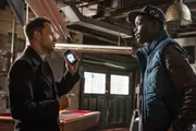 Alfredo Llamosa (Ato Essandoh, r.) versucht, Holmes (Jonny Lee Miller, l.) wegen seiner Schuldgef&uuml;hle im Zusammenhang mit Bells Verletzung Rat zu geben ...