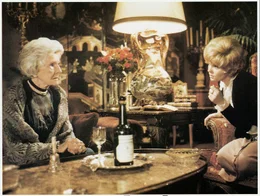 L-R: Julia Rainbird (Cathleen Nesbitt) und Blanche Tyler (Barbara Harris)
