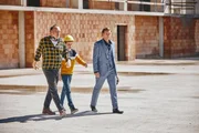 Dreharbeiten zur 2. Staffel von "Racko – Ein Hund für alle Fälle". Von links: Regisseur Uli Möller, Siegfried Terpoorten (Rolle: Joseph Angerer) und Lino/Leon de Greiff (Rolle: Flori Wiesner).