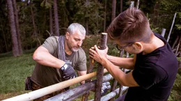 Johann Maier bei einer traditionellen Methode des Z&auml;unens auf der Gerliten Alpe.