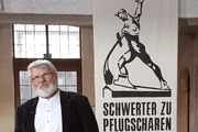 Harald Brettschneider war Jugendpfarrer in Sachsen und entwickelte das auch au&szlig;erhalb der DDR bekannte Symbol der Friedensbewegung "Schwerter zu Pflugscharen".
