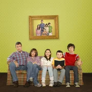 Der alltägliche Wahnsinn ist bei ihnen Dauergast: Frankie (Patricia Heaton, 2.v.l.) und Mike (Neil Flynn, l.) und ihre drei Kinder Axl (Charlie McDermott, r.), Brick (Atticus Shaffer, 2.v.r.) und Sue (Eden Sher, M.) ... Der alltägliche Wahnsinn ist bei ihnen Dauergast: Frankie (Patricia Heaton, 2.v.l.) und Mike (Neil Flynn, l.) und ihre drei Kinder Axl (Charlie McDermott, r.), Brick (Atticus Shaffer, 2.v.r.) und Sue (Eden Sher, M.) ...