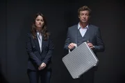 Rollen einen bereits abgeschlossenen Mordfall neu auf: Jane (Simon Baker, r.) und Lisbon (Robin Tunney) ...