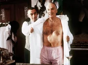 Konsul D&uuml;rkheimer (Boy Gobert) r&uuml;stet sich f&uuml;r den Abend.