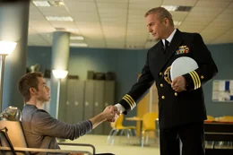 Nach seiner Zeit als Soldat in Afghanistan und einer gef&auml;hrlichen Verwundung m&ouml;chte Jack Ryan (Chris Pine, l.) ein ruhiges Leben f&uuml;hren. Doch schon bald sucht ihn der CIA-Agent William Harper (Kevin Costner, r.) auf und teilt ihm mit, dass der Geheimdienst seine Hilfe ben&ouml;tigt ...