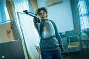 Billy (Ava Hinds-Jones) und ihre Bürgerwehr haben sich mit Waffen aus dem Stadtmuseum eingedeckt.